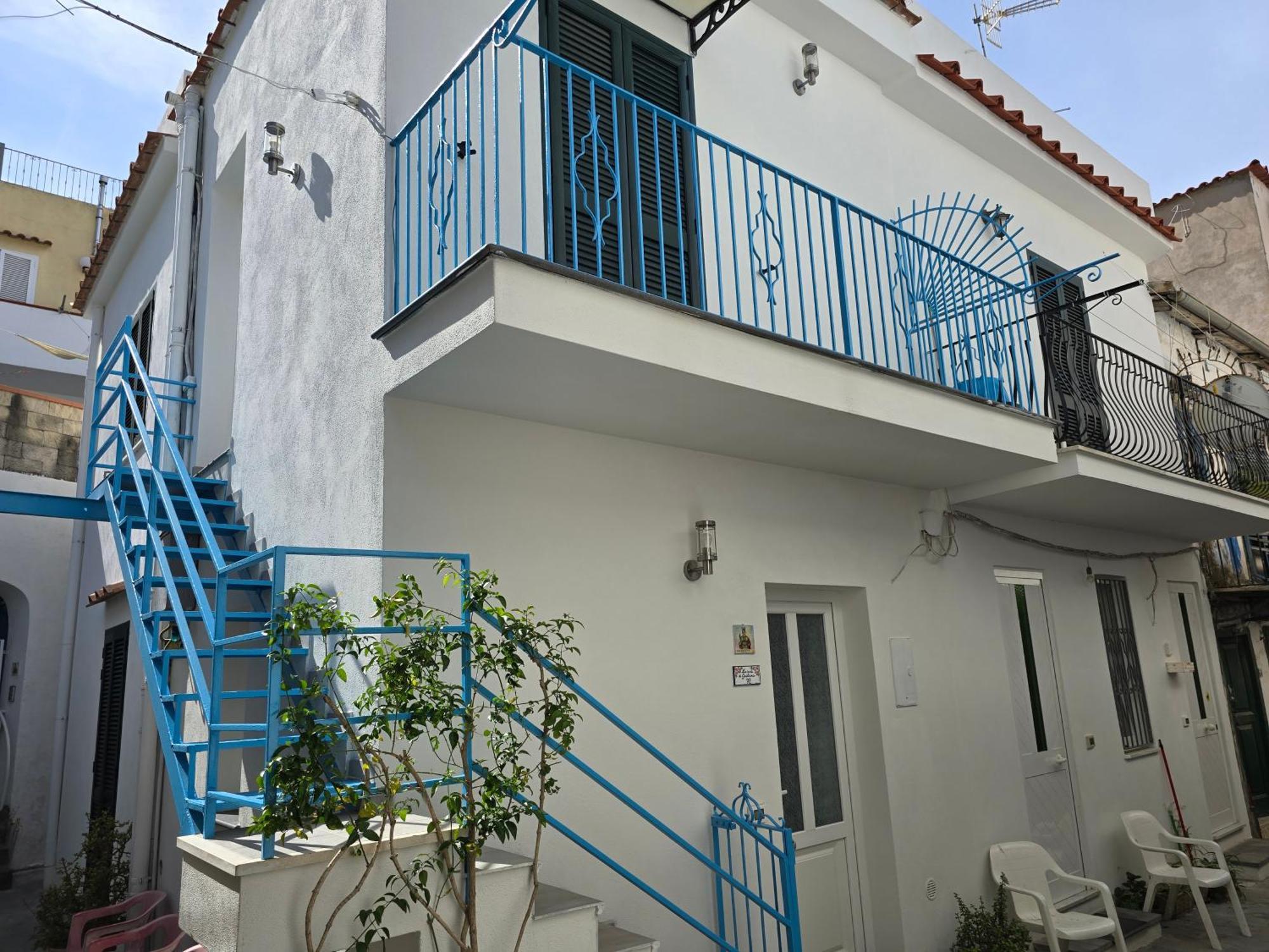 La Casa Di Giuliana Primo Piano Con Balcone Villa อีสเกีย ภายนอก รูปภาพ